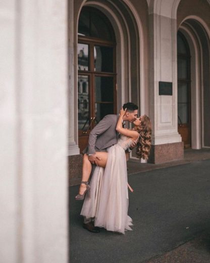 Chicloth V-Neck Sleeveless Tulle Wedding Dress Slit With Appliques