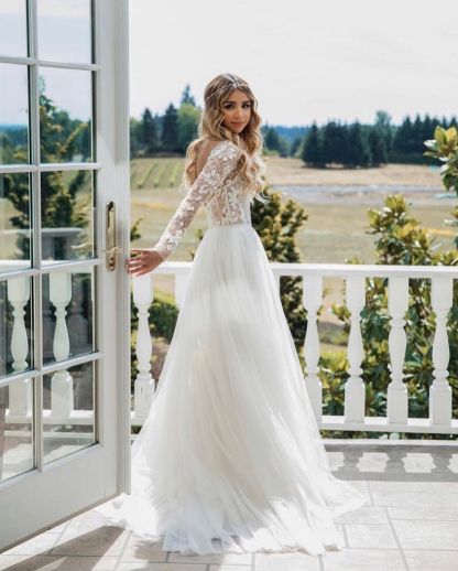 Chicloth Long Sleeves Beach Wedding Dress With Appliques Open Back