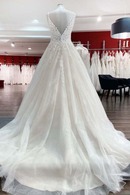 Chicloth Spaghetti Straps Tulle Lace Appliques A-Line Wedding Dresses