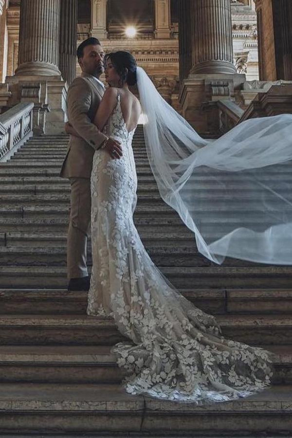 Elegant V-Neck Spaghetti Straps Sleeveless Mermaid Lace Wedding Dresses