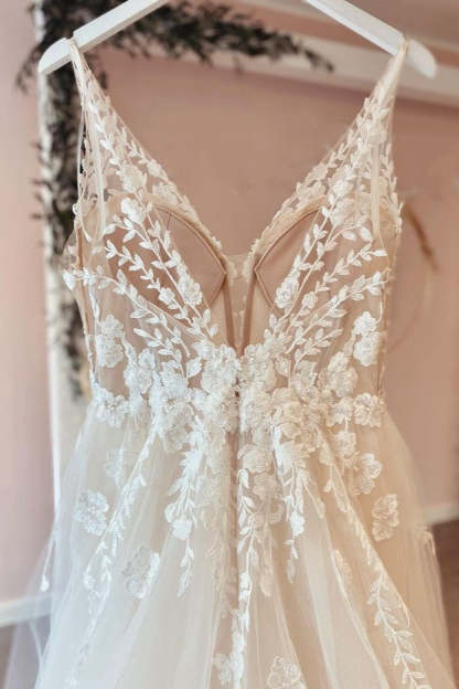 Chicloth V-Neck Tulle Wedding Dress Sleeveless With Lace Appliques