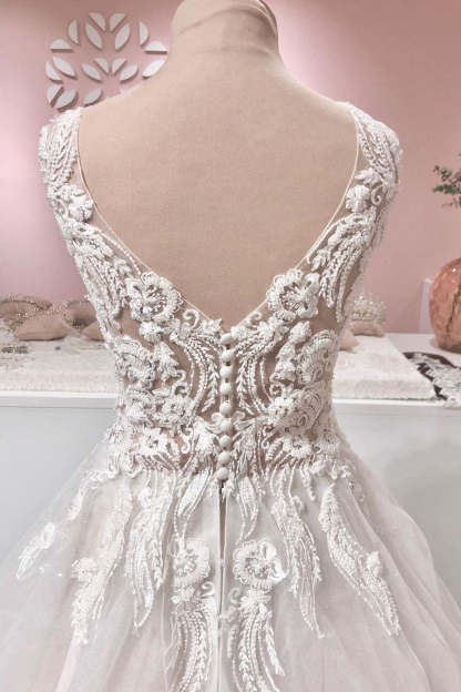 Chicloth Sleeveless Lace Appliques Wedding Dress Long With V-Neck