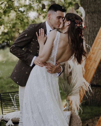 Chicloth V-Neck Sleeveless Lace Wedding Dress Open Back Beach Bridal Wear