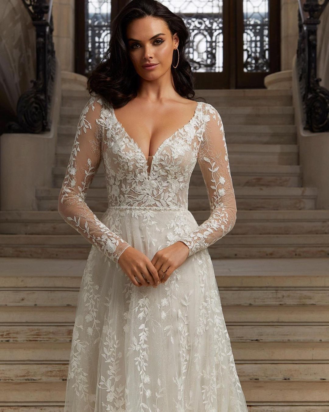 Chicloth Long Sleeves V-Neck Wedding Dress Applqiues Long