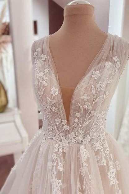 Chicloth V-Neck Sleeveless Wedding Dress Tulle Lace Appliques
