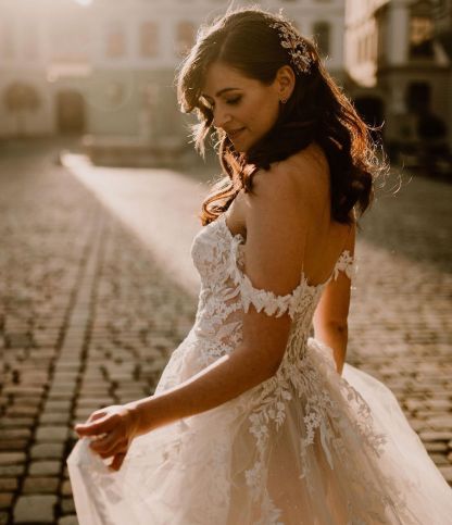 Chicloth Off-the-Shoulder Beach Wedding Dress Tulle With Appliques