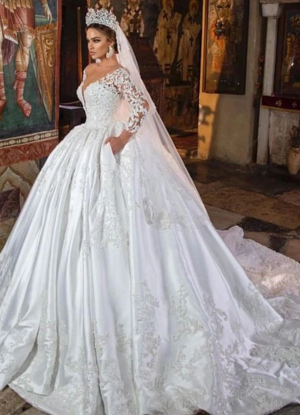 Chicloth Long Sleeves Ball Gown Wedding Dress V-Neck With Lace Appliques