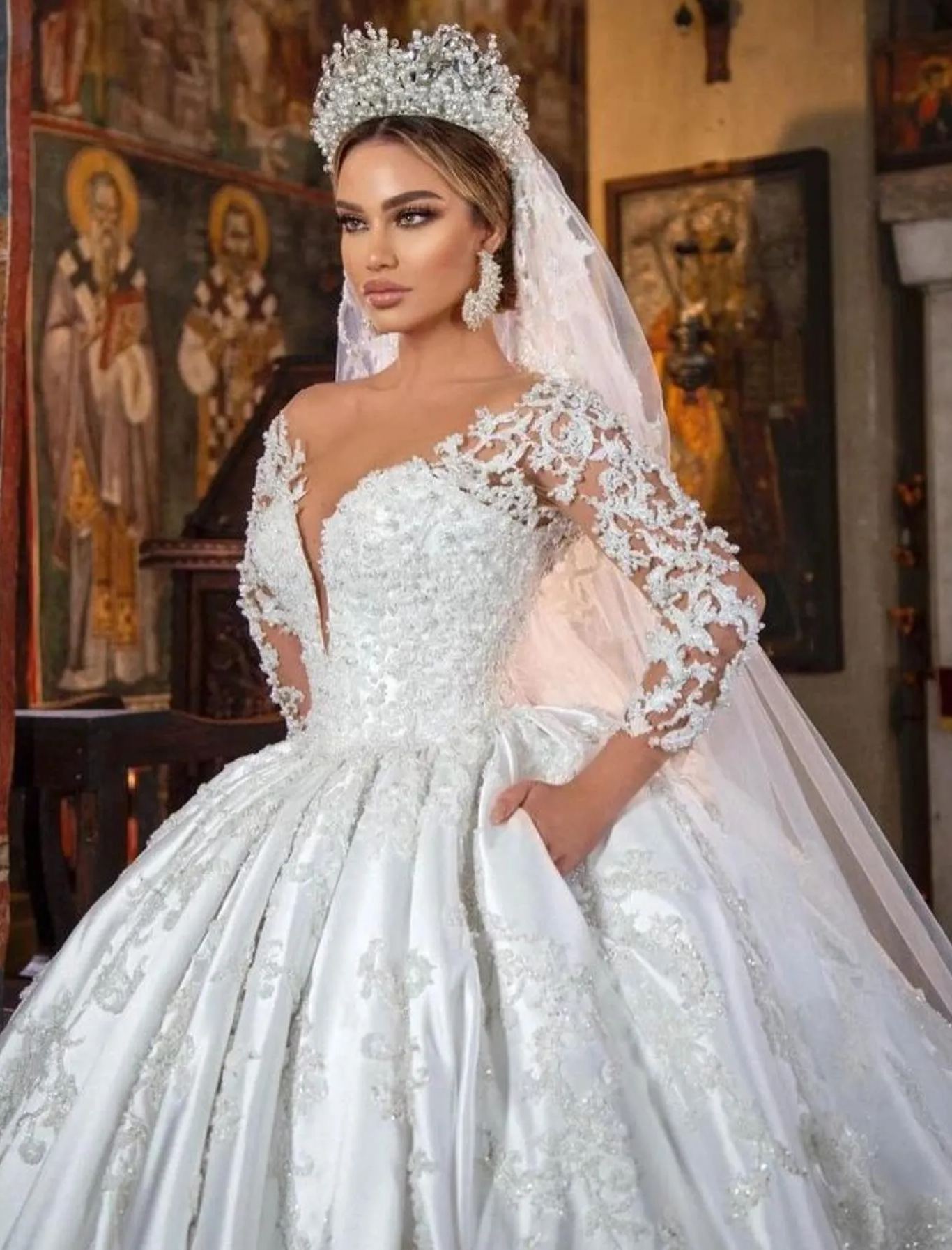 Chicloth Long Sleeves Ball Gown Wedding Dress V-Neck With Lace Appliques