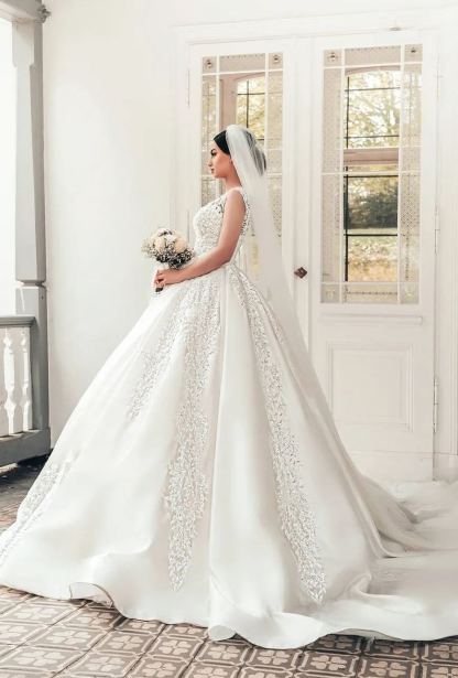 Chicloth Sleeveless Lace Applqiues Wedding Dress Ball Gown Online