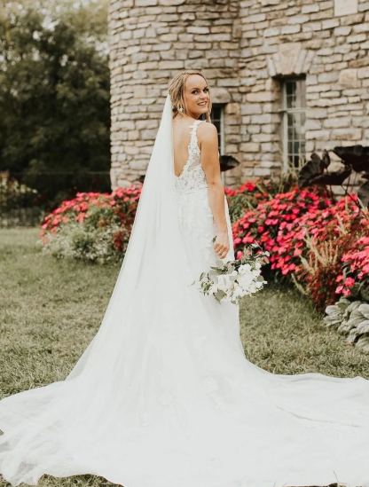 Chicloth V-Neck Sleeveless Wedding Dress With Lace Appliques Summer Bridal Gown