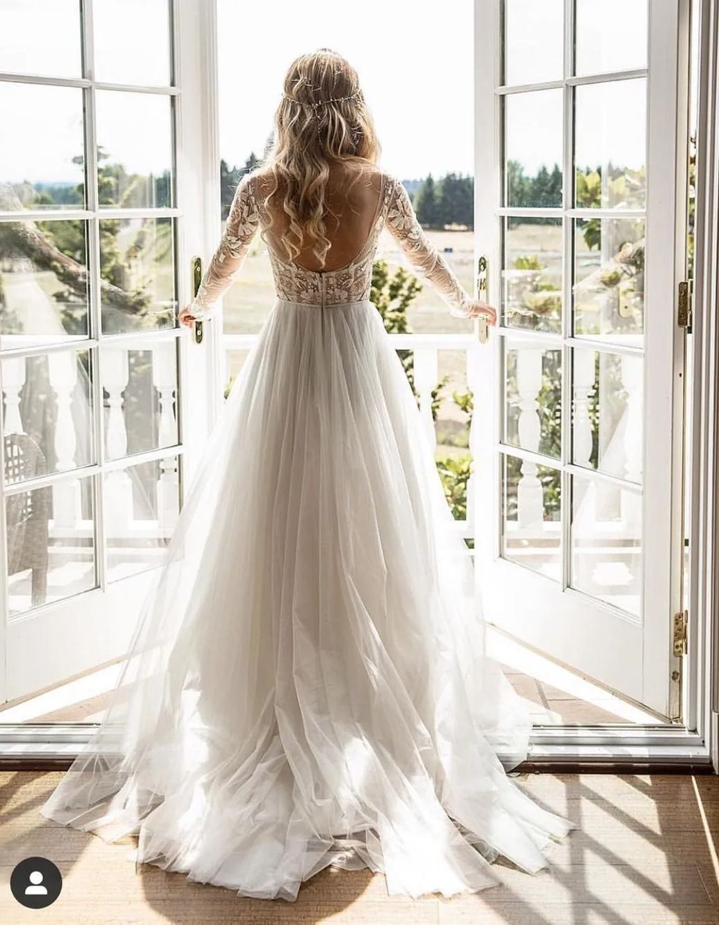 Chicloth Long Sleeves Beach Wedding Dress With Appliques Open Back
