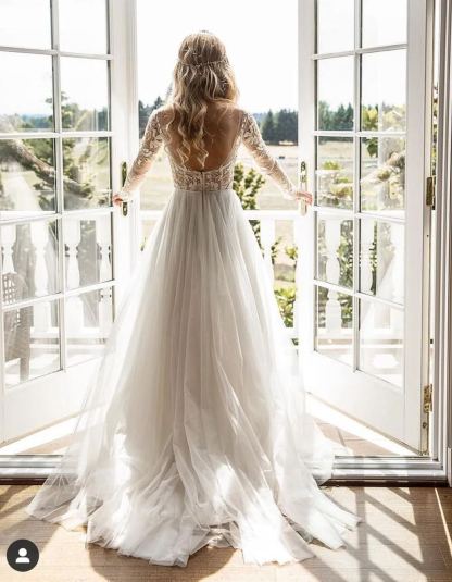 Chicloth Long Sleeves Beach Wedding Dress With Appliques Open Back