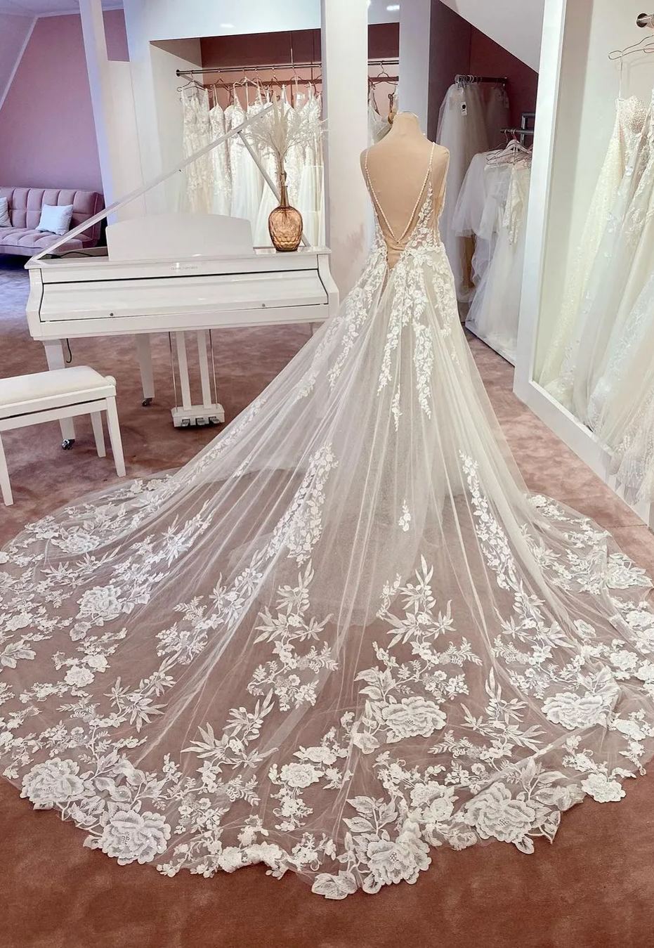Chicloth Spaghetti-Straps Sleeveless Wedding Dress Tulle With Appliques