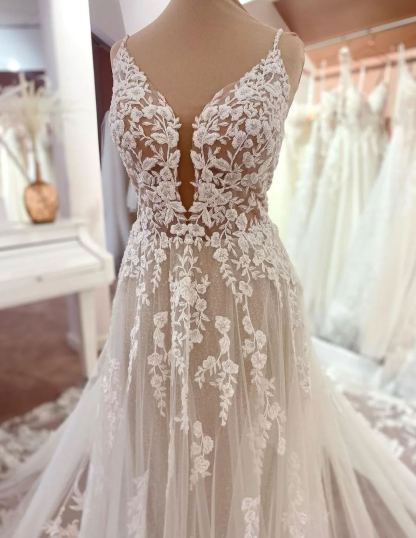 Chicloth Spaghetti-Straps Sleeveless Wedding Dress Tulle With Appliques