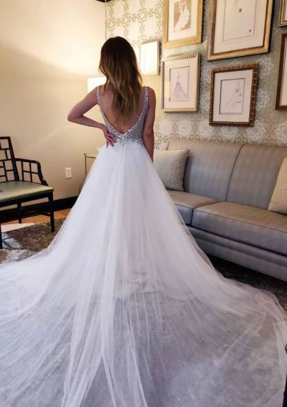 Chicloth V-Neck Sleeveless Tulle Wedding Dress With Beads