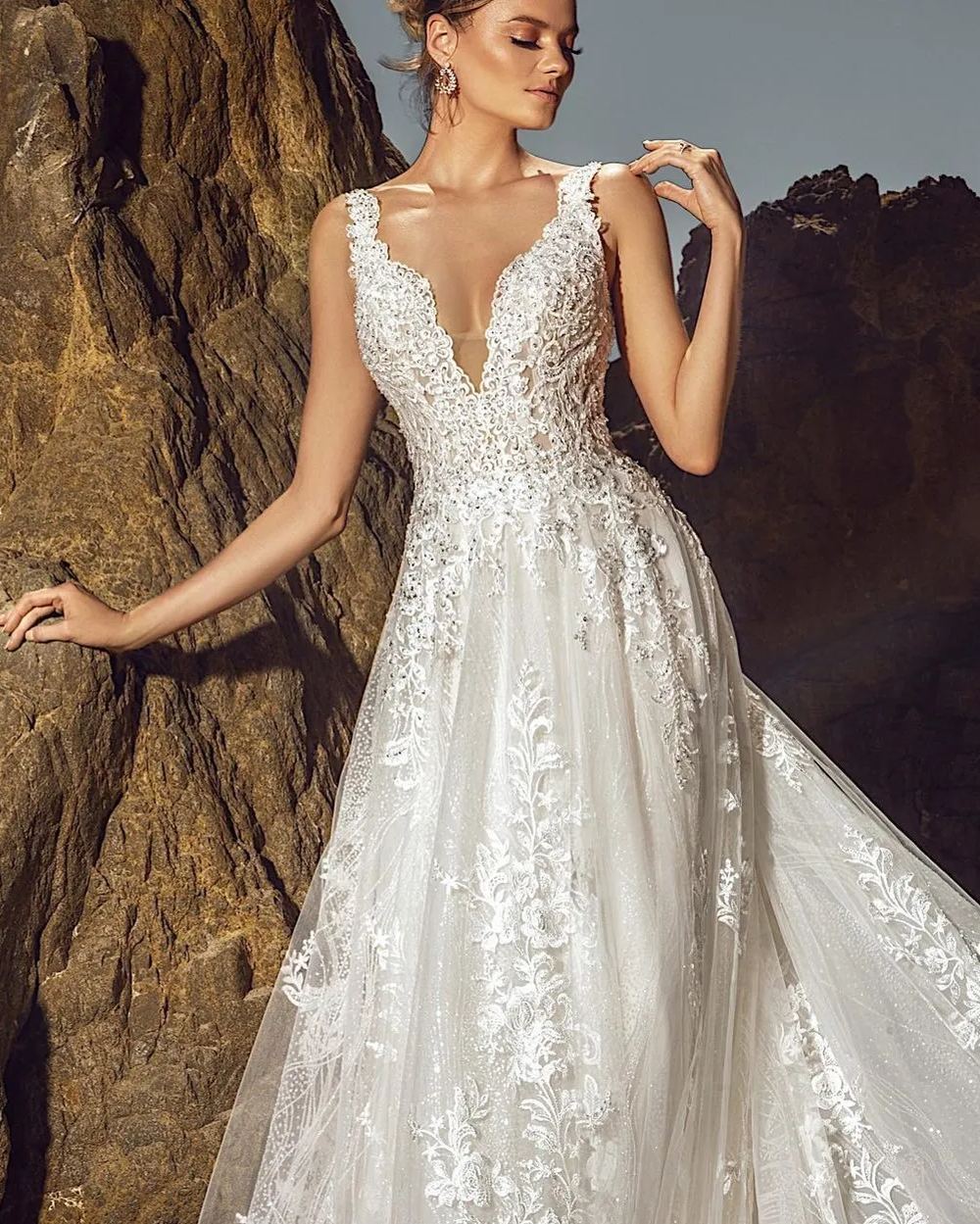 Chicloth Sleeveless V-Neck Wedding Dress Lace Open Back