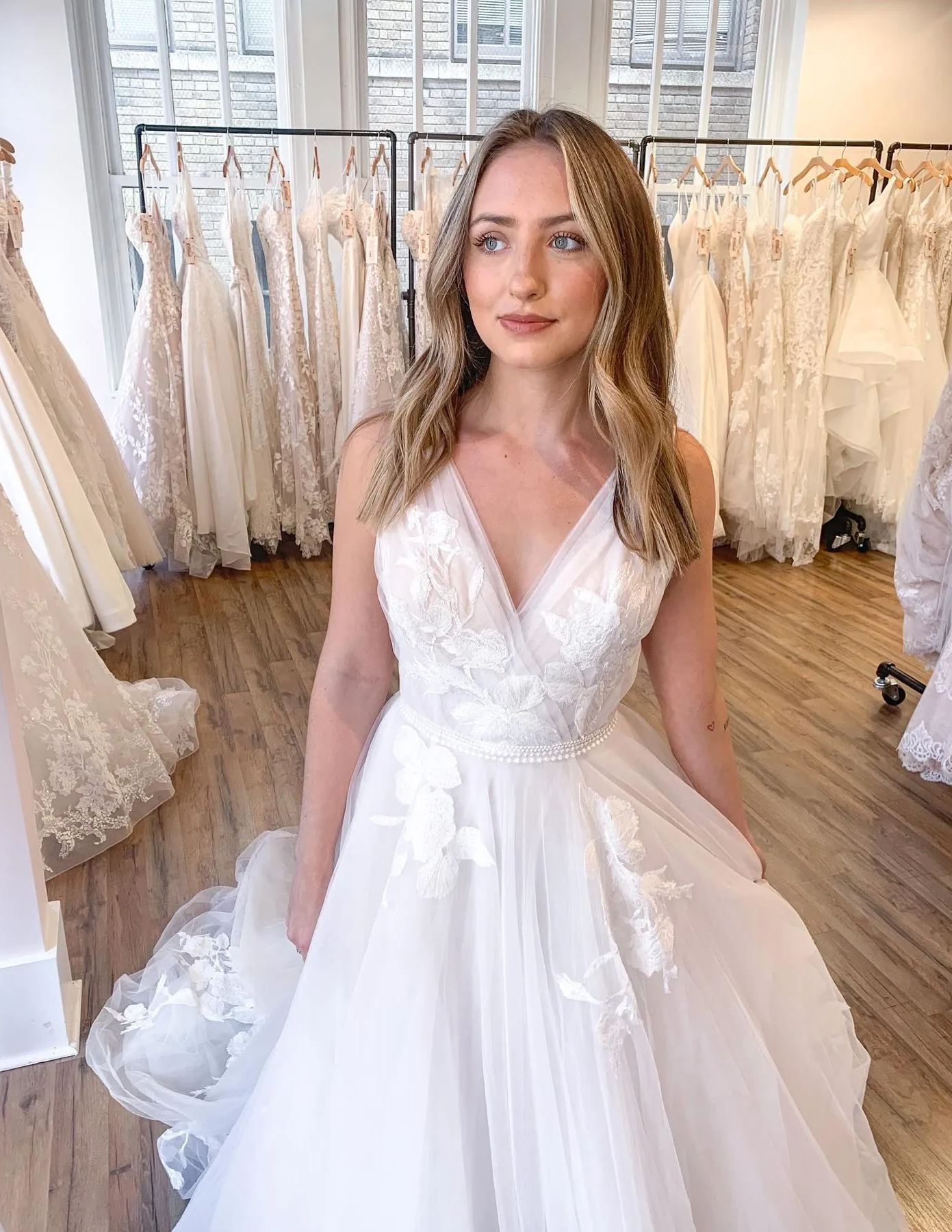 Chicloth V-Neck Sleeveless Beach Wedding Dress Tulle With Appliques