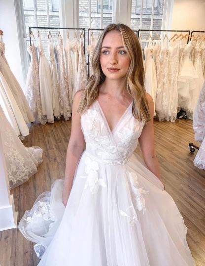 Chicloth V-Neck Sleeveless Beach Wedding Dress Tulle With Appliques