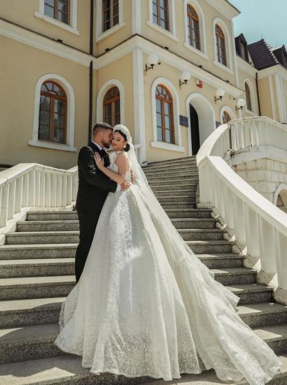 Chicloth V-Neck Sleeveless Prince Wedding Dress Ball Gown With Lace