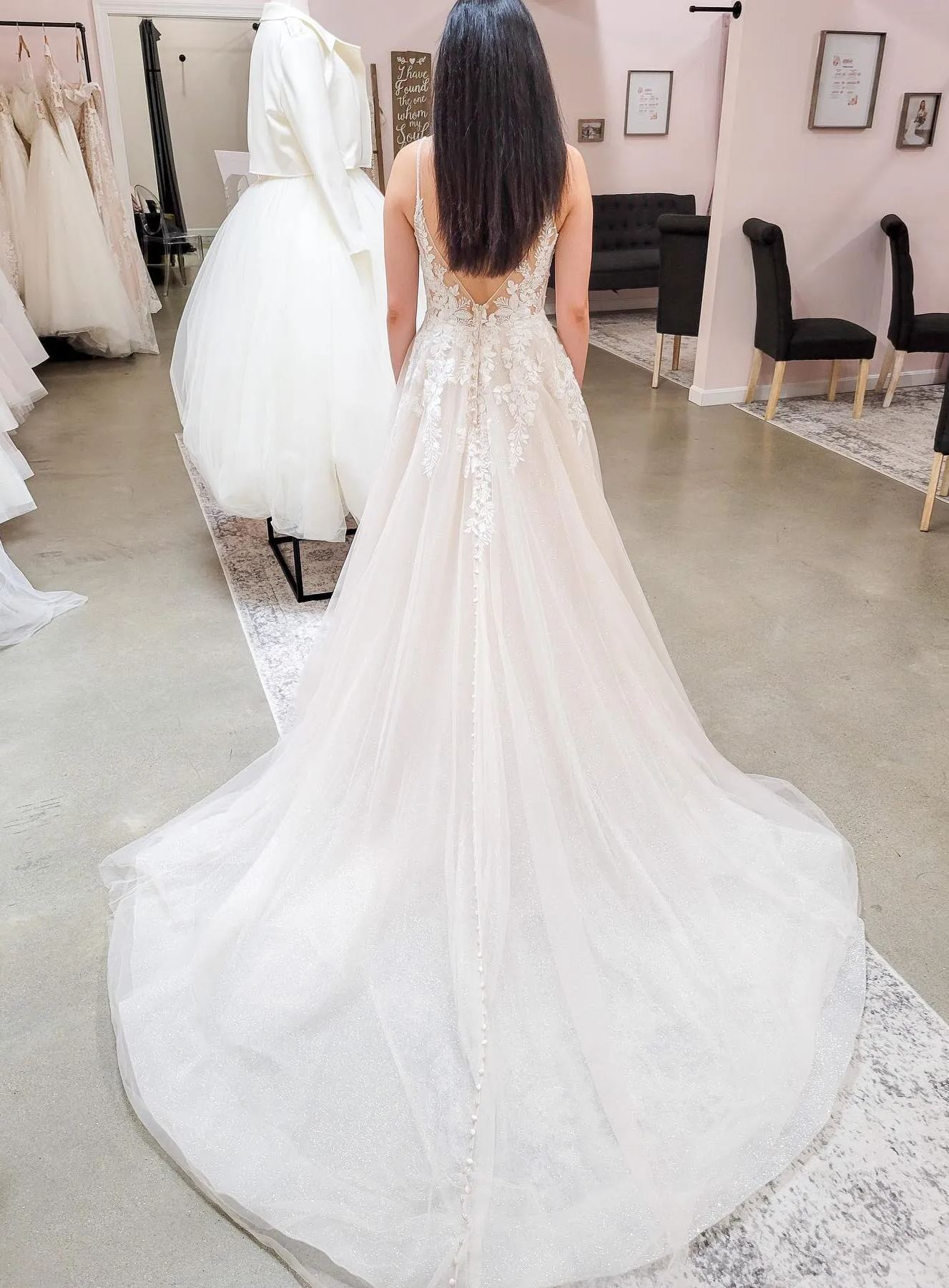 Chicloth Elegant V-Neck Sleeveless Wedding Dresses Tulle With Appliques