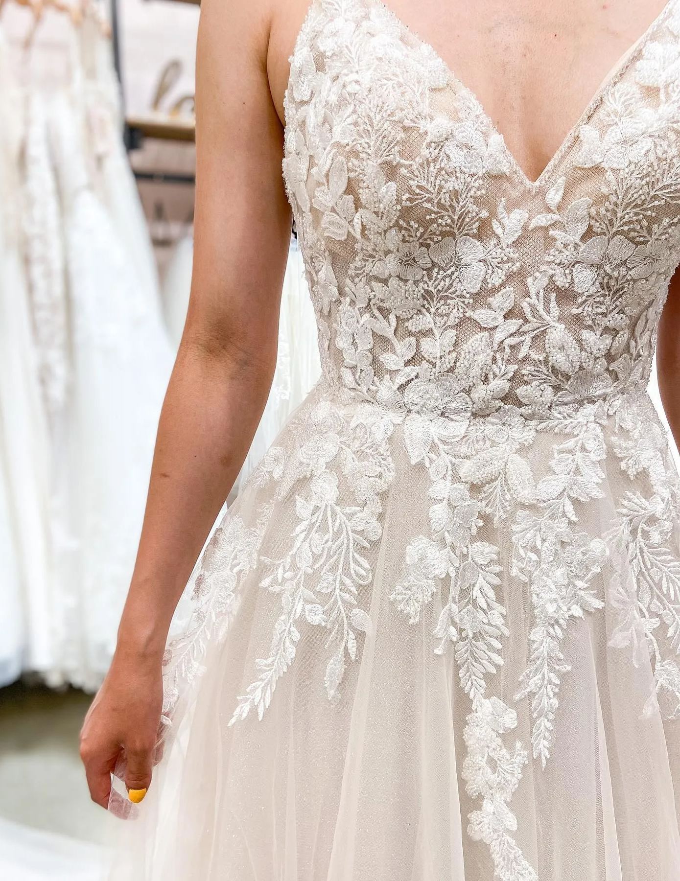 Chicloth Elegant V-Neck Sleeveless Wedding Dresses Tulle With Appliques