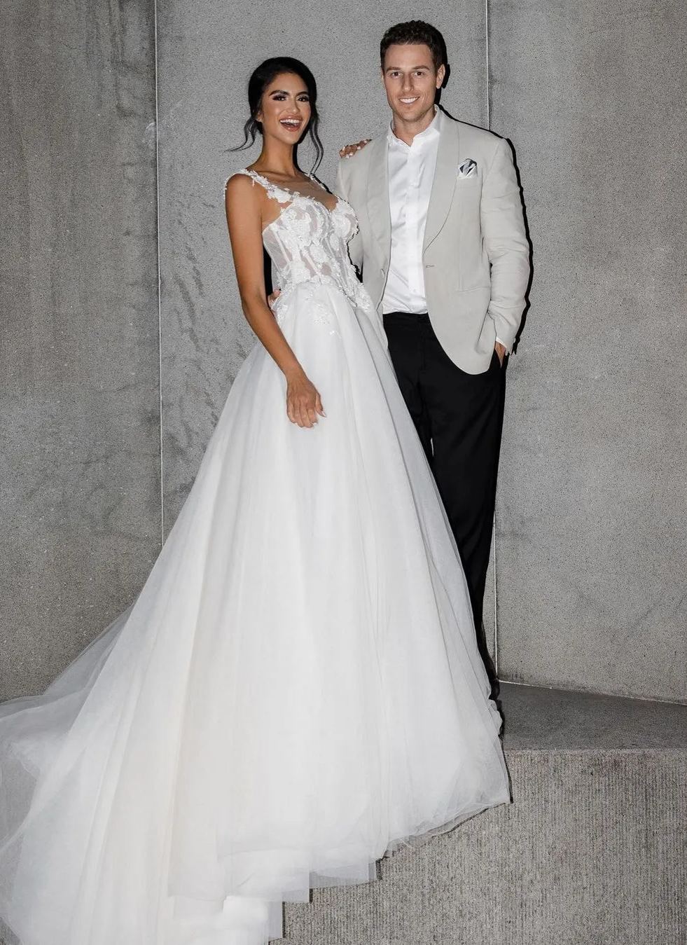 Chicloth Sleeveless Tulle Wedding Dress Long With Appliques