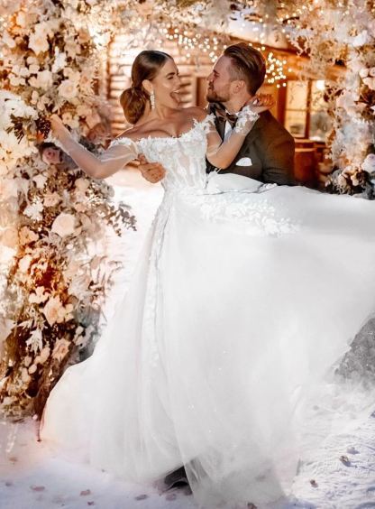 Chicloth Long Sleeves Wedding Dress Off-the-Shoulder With Lace Appliques