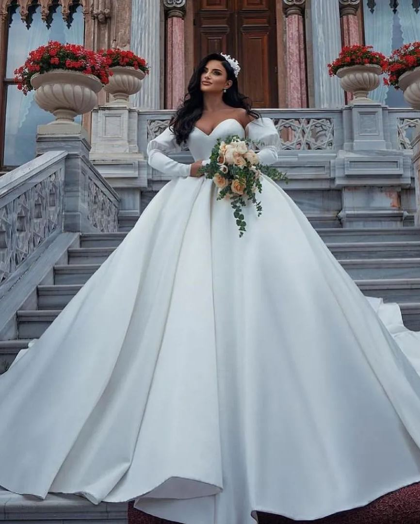 Chicloth Sweetheart Ball Gown Satin Wedding Dress With Detachable Sleeves