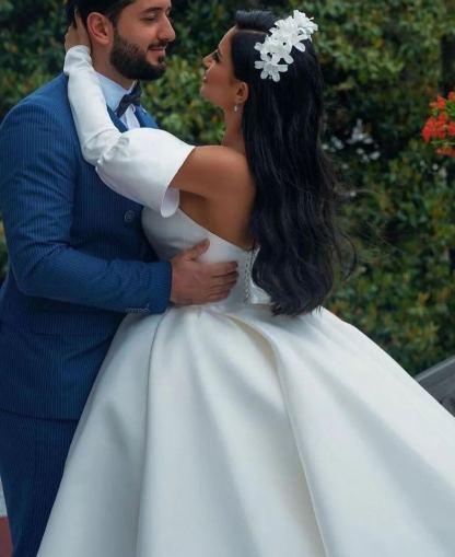 Chicloth Sweetheart Ball Gown Satin Wedding Dress With Detachable Sleeves