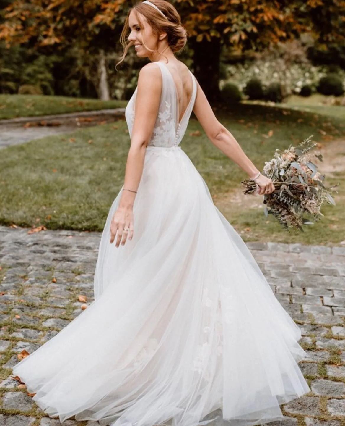 Chicloth V-Neck Tulle Wedding Dress Appliques Sleeveless Online