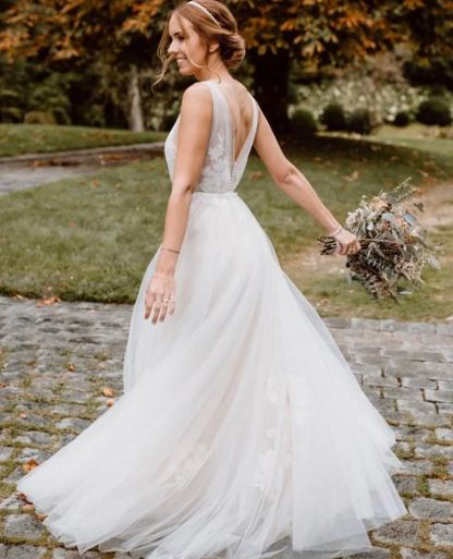 Chicloth V-Neck Tulle Wedding Dress Appliques Sleeveless Online