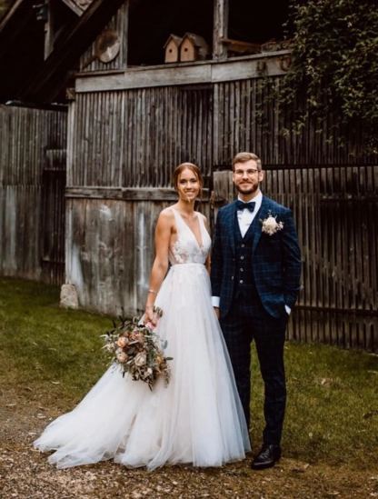 Chicloth V-Neck Tulle Wedding Dress Appliques Sleeveless Online