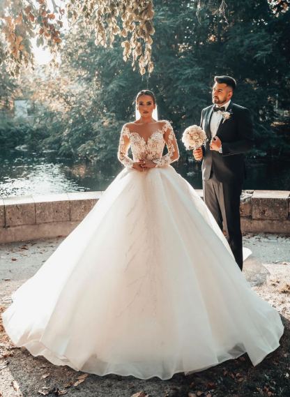 Chicloth Long Sleeves Ball Gown Wedding Dress V-Neck Tulle With Lace Beads