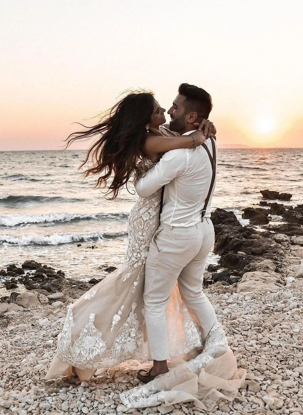 Chicloth V-Neck Sleeveless Mermaid Wedding Dress With Appliques Bridal Gown