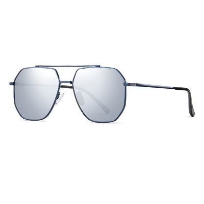 Cash-Fashionable sunglasses