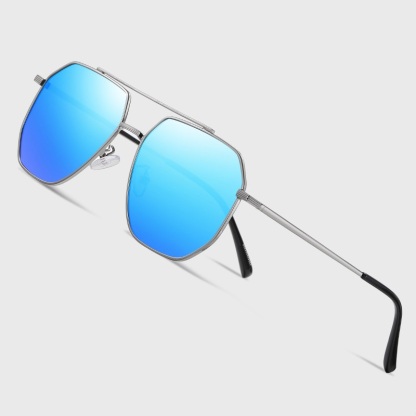 Cash-Fashionable sunglasses