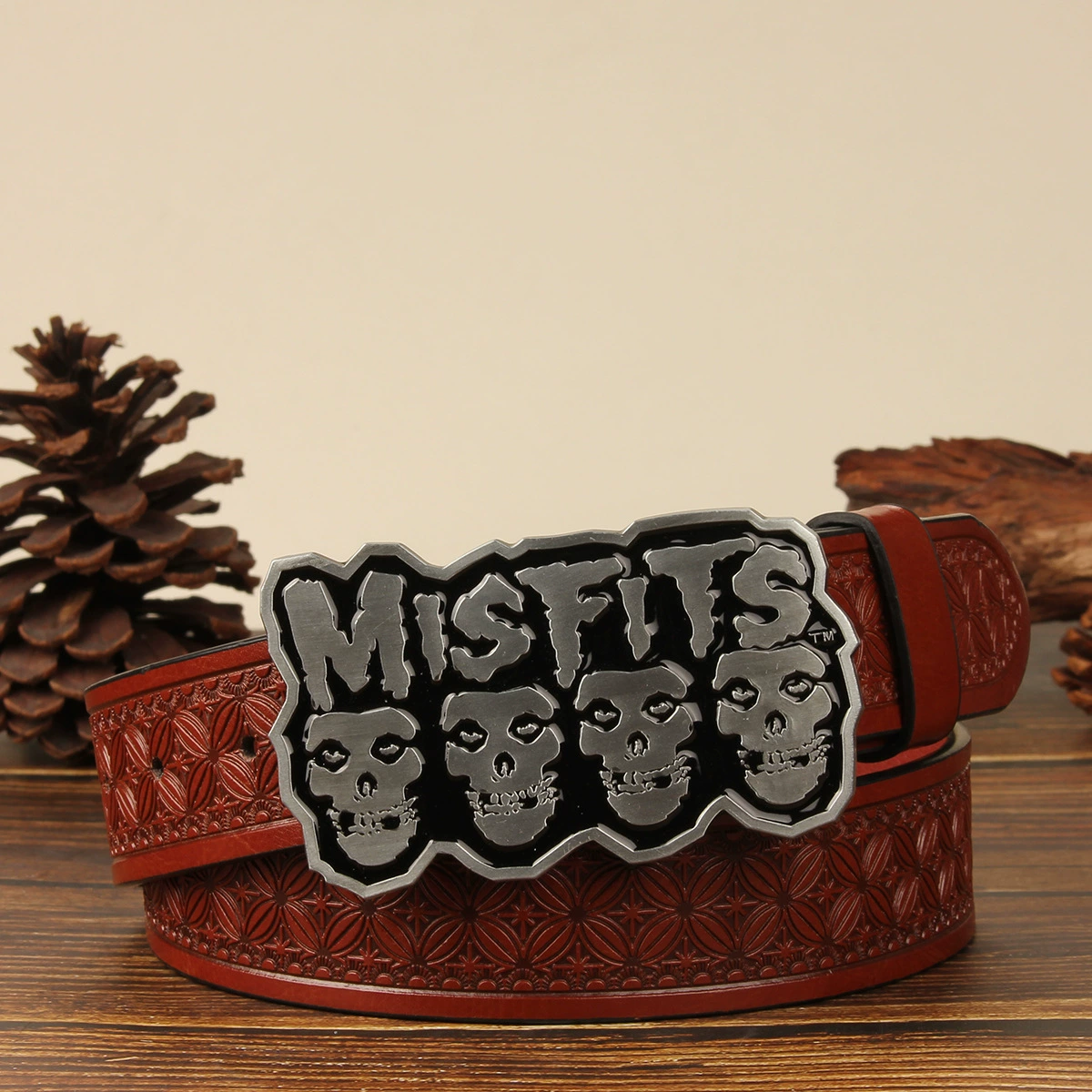 Trendy embossed men's belt with an English skull and crossbones buckle.