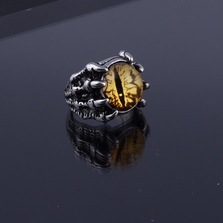 Wolf claw ring inlaid with devil's eye ring