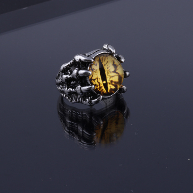 Wolf claw ring inlaid with devil's eye ring