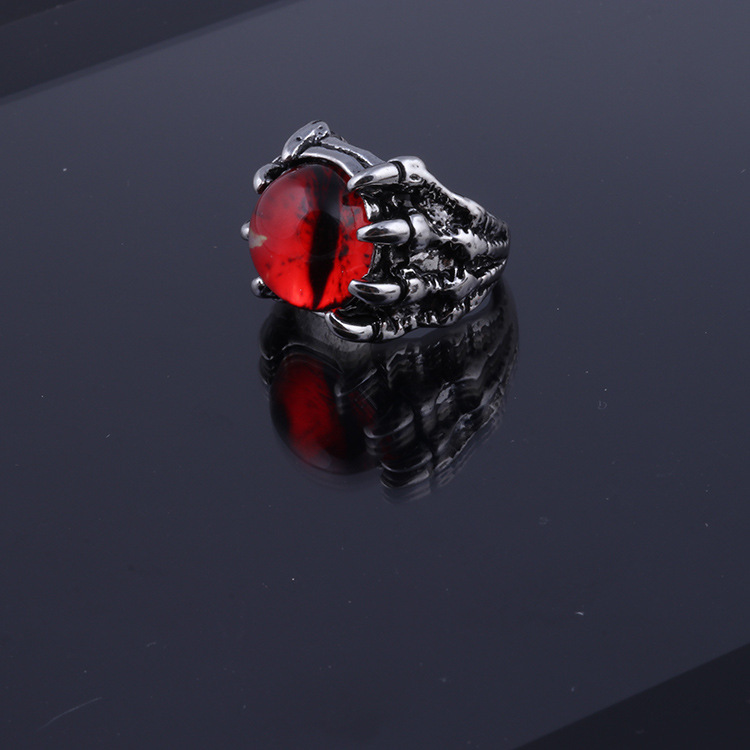 Wolf claw ring inlaid with devil's eye ring