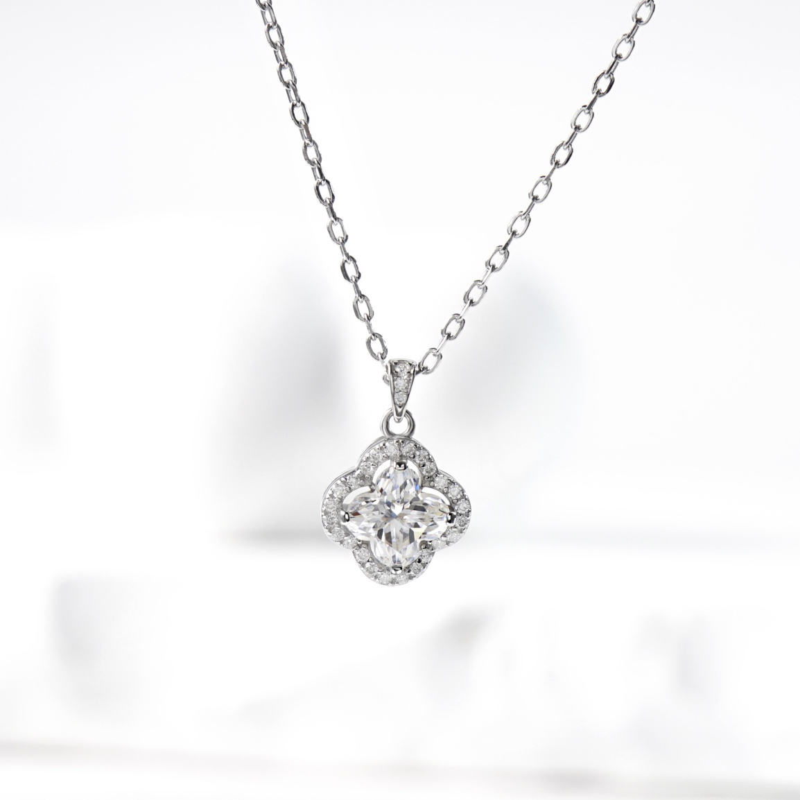Delzzad 1.1ct Bling Luxury Four-Leaf Clover Pendant Necklace Lab-Created Moissanite Necklace S925 Sterling Silver Moissanite Jewelry Engagement Wedding Anniversary Perfect Gifts