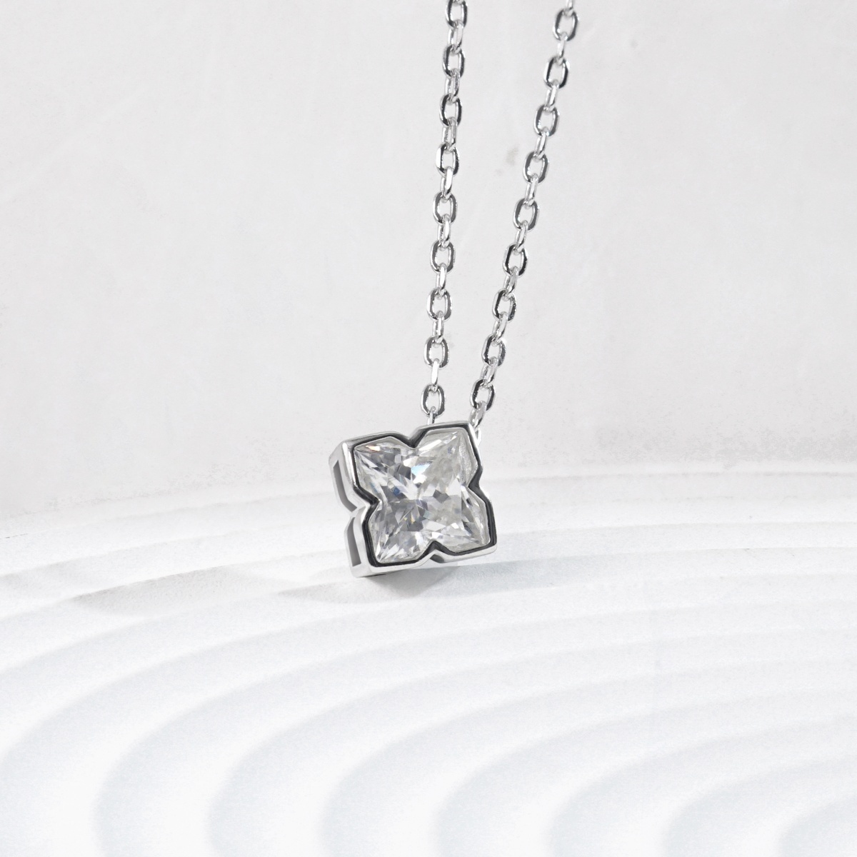 Delzzad 1ct Sparkling Leaf Clover Cut Pendant Necklace Lab-Created Moissanite Necklace S925 Sterling Silver Moissanite Jewelry Engagement Wedding Anniversary Perfect Gifts