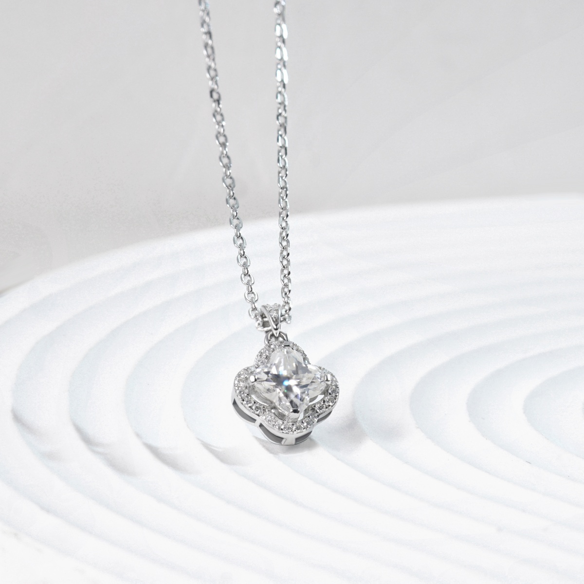 Delzzad 1.1ct Bling Luxury Four-Leaf Clover Pendant Necklace Lab-Created Moissanite Necklace S925 Sterling Silver Moissanite Jewelry Engagement Wedding Anniversary Perfect Gifts