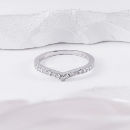 0.25ct S925 Round Synthetic Moissanite V Band