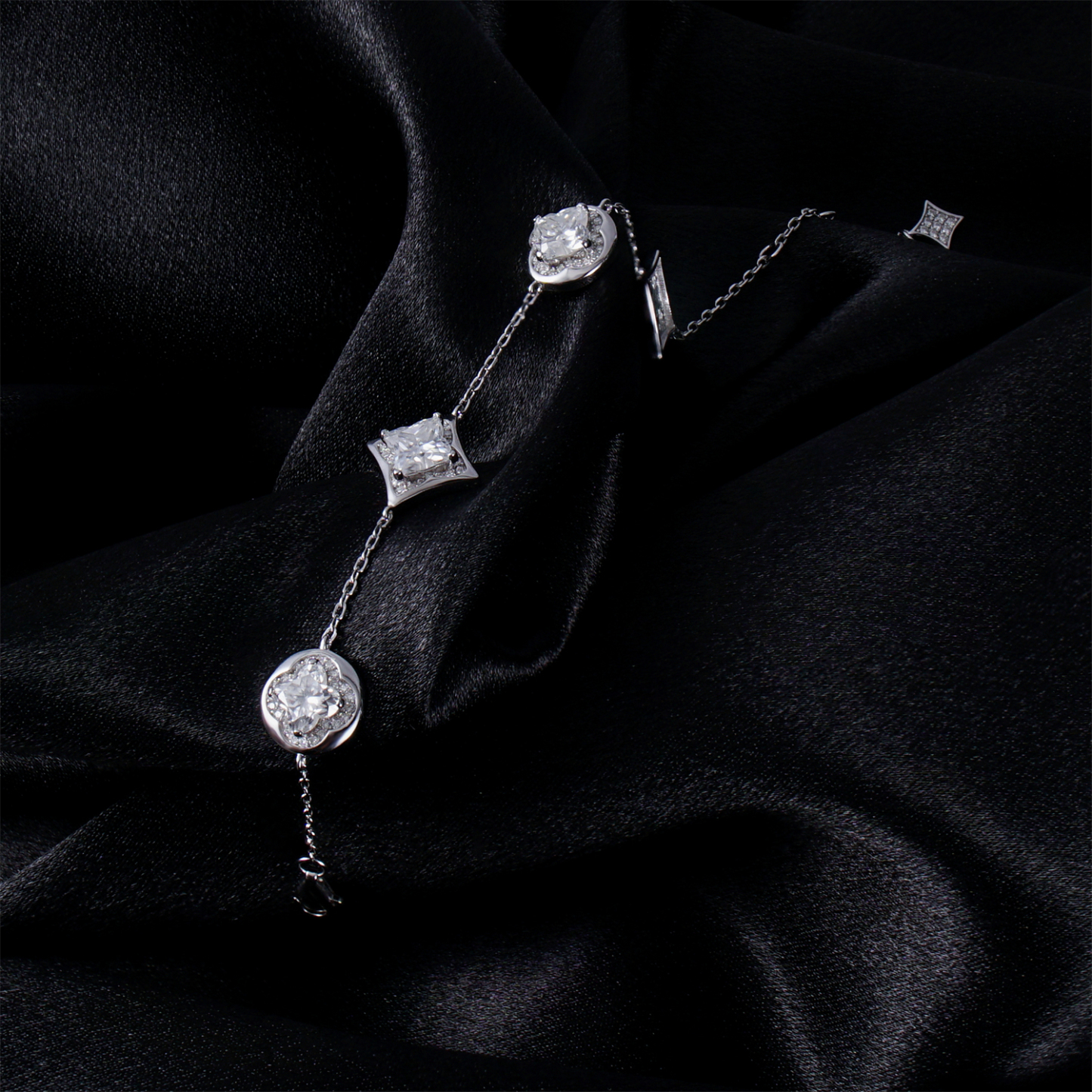 4.5ct Brilliant Four-Leaf Clover Lily Bulb Adjustable Bracelet Lab-Created Moissanite Bracelet S925 Sterling Silver Moissanite Jewelry Engagement Wedding Anniversary Perfect Gifts