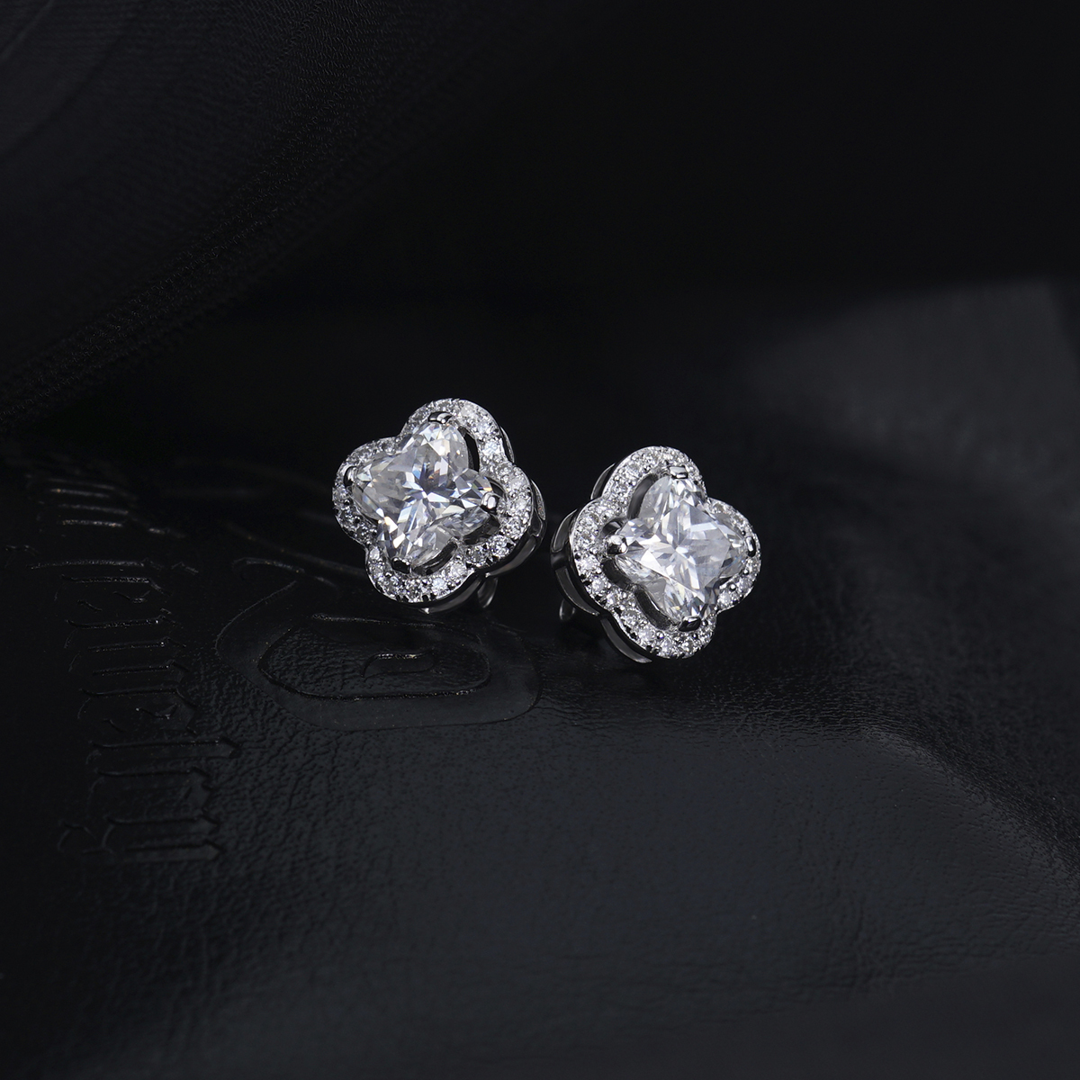 Delzzad Sparkling Iced-Out Clover Earrings Lab-Created Moissanite Stud Earring S925 Sterling Silver Moissanite Jewelry Engagement Wedding Anniversary Perfect Gifts