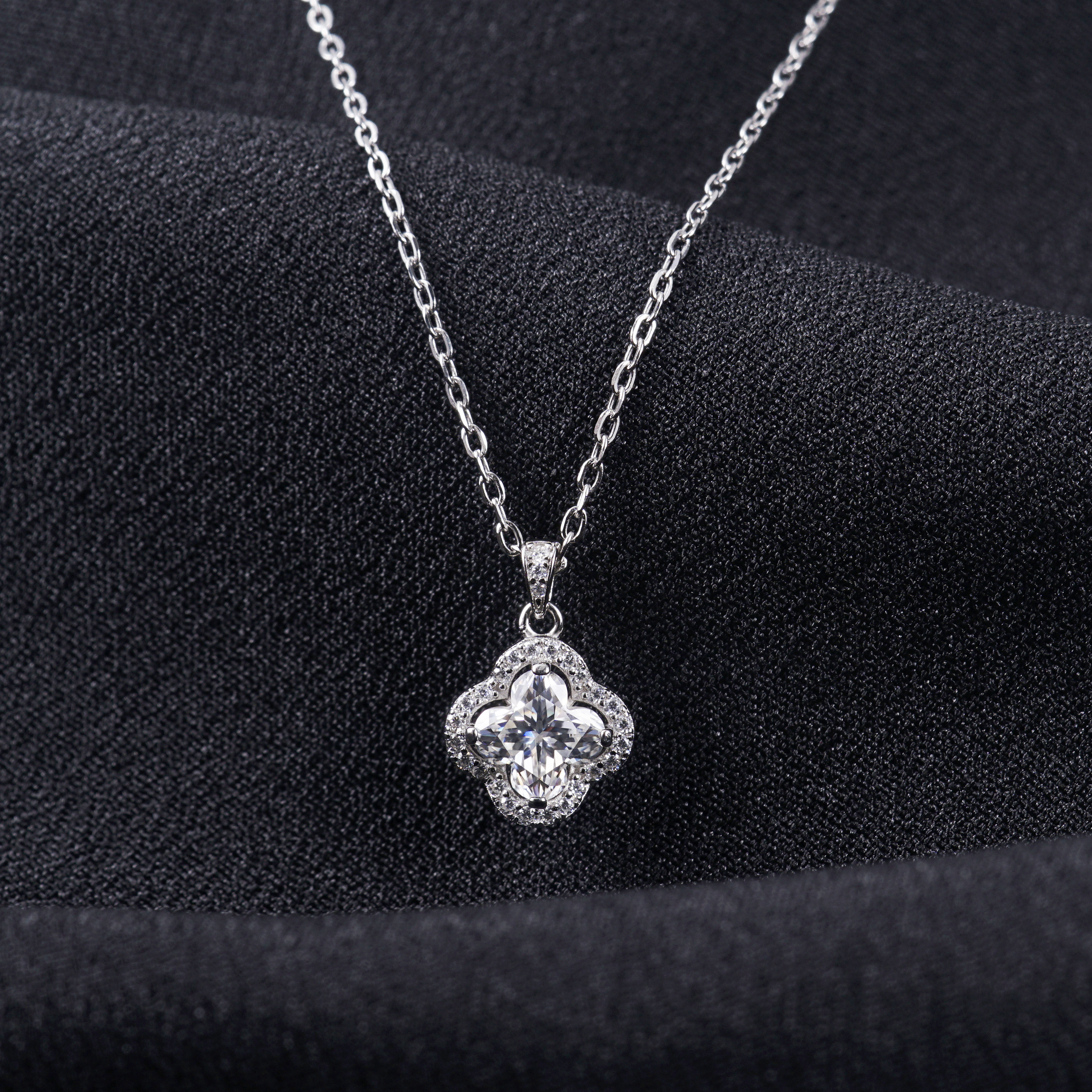 Delzzad 1.1ct Bling Luxury Four-Leaf Clover Pendant Necklace Lab-Created Moissanite Necklace S925 Sterling Silver Moissanite Jewelry Engagement Wedding Anniversary Perfect Gifts