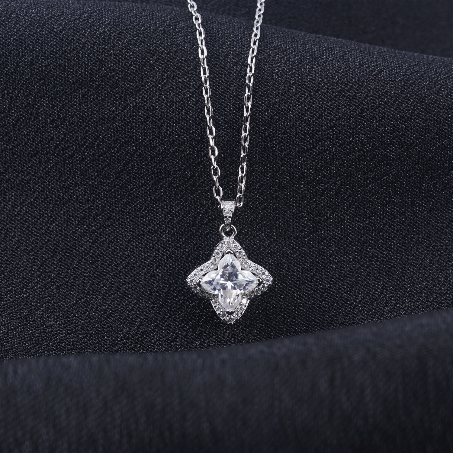Delzzad 1.1ct Brilliant Iced-Out Four-Leaf Clover Pendant Necklace Lab-Created Moissanite Necklace S925 Sterling Silver Moissanite Jewelry Engagement Wedding Anniversary Perfect Gifts