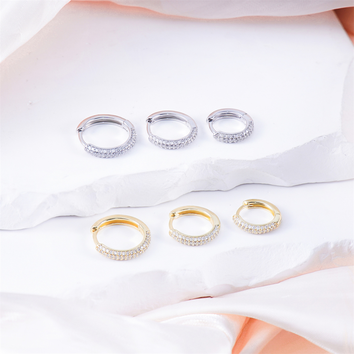 S925 D Color VVS Synthetic Moissanite Huggie Earrings