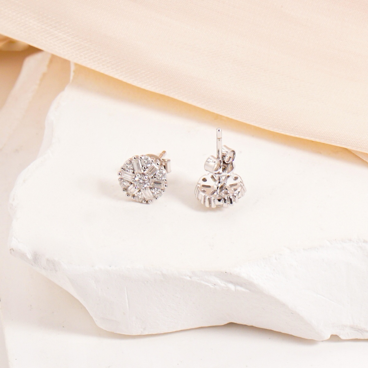 Glittering Ice Bloom Studs Daisy Stud Earrings VVS Synthetic Moissanite Earrings S925 Studs